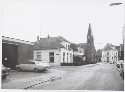 0443 Hoek Hilbelinkspad, afgebroken 1975. Op de achtergrond Gereformeerde Kerk